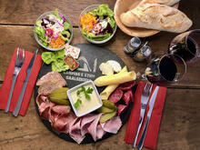 assiette remplie de fromage, charcuterie, ... 