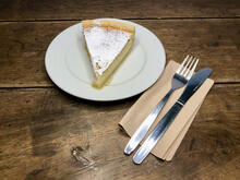 Tarte de fromage sur assiette avec ses couverts